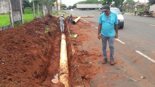 Administração Municipal constrói rede pluvial na Jerônimo Teodoro