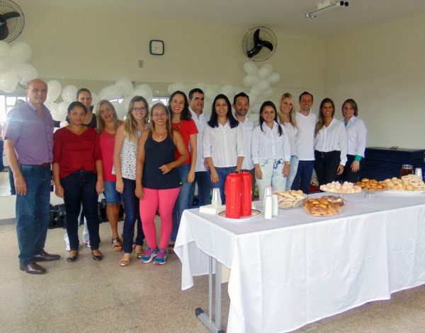 O Prefeito Salim Curi juntamente com vários profissionais da área de saúde, na homenagem ao Dia do Farmacêutico