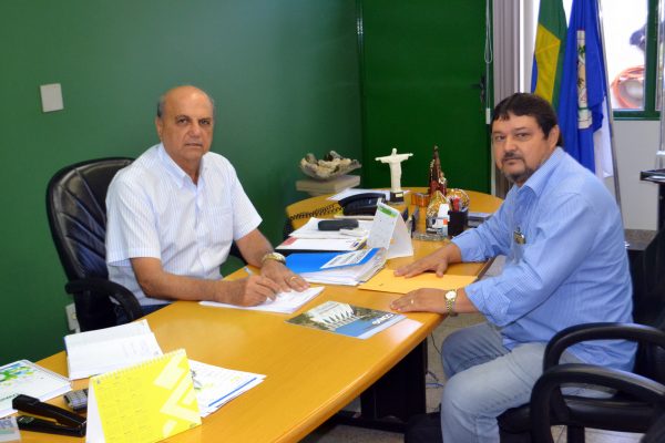 Salim Curi e o Gerente de Relacionamentos da Cemig em Ituiutaba, Florivam Vilarinho