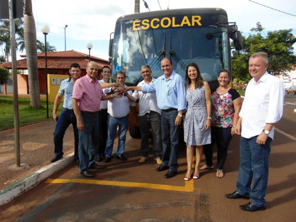 Prefeito Salim Curi entrega a chave do novo ônibus para motorista do transporte escolar (2)
