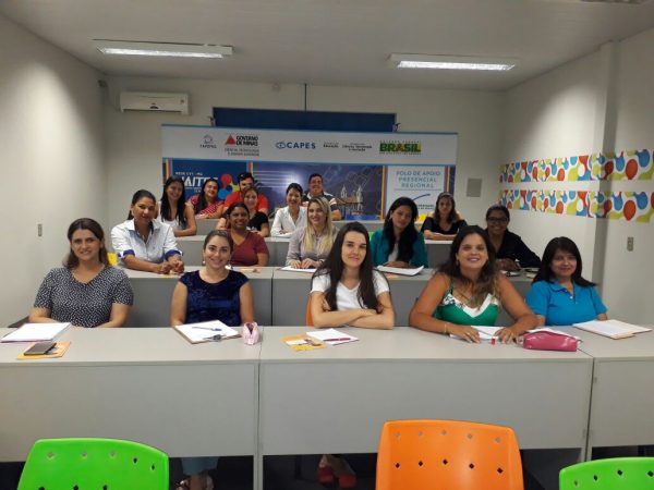 Profissionais assistem videoconferência sobre o SUAS