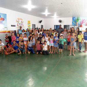 Com as crianças do Projeto Aprendendo a Crescer Com as crianças do Projeto Aprendendo a Crescer