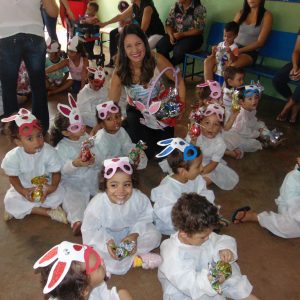 Crianças se divertem com as brincadeiras do Dia da Páscoa no Cemei do BDA Crianças se divertem com as brincadeiras do Dia da Páscoa no Cemei do BDA