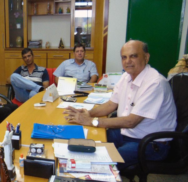 O Prefeito Salim Curi juntamente com os Secretários Municipais de Fazenda Fábio Macedo e de Governo Carlinhos Queiroz