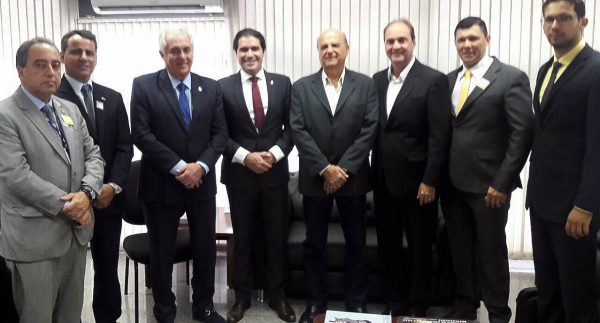 Prefeito e Vice participam de encontro para tratarem sobre a inclusão dos municípios no REFIS