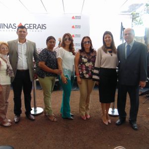 A Diretora da Escola Estadual Professora Dirce Maria de Oliveira, do distrito de Chaveslândia, Neuza Queiroz, o Procurador do Município Márcio Quirino, as coordenadoras dos CRAS, Ilza Lima e Livia Arantes, Jane Parreira, a Secretária Municipal de Desenvolvimento Social Mariza Curi e o Prefeito Salim Curi