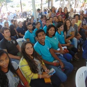 A Secretária Municipal de Educação e Cultura, Francisca Vânia juntamente com as diretoras das escolas estaduais do municipiom funcionários e alunos durante o equipe das escolas estaduais participando das atividades da nova fase dos Fóruns Regionais do Governo, em Ituiutaba