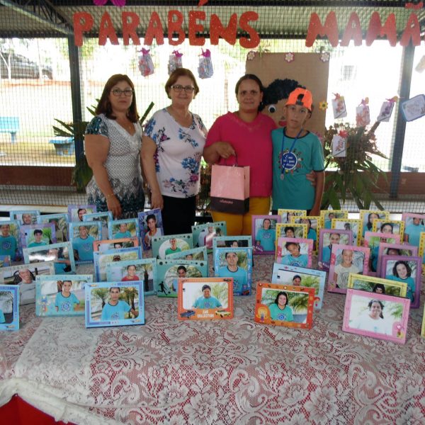 Alunos da Apae homenageiam as mães