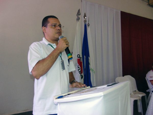 Analista Judiciário do TRE da Comarca de Santa Vitória Mauricio Leonardo conscientizando a população para tirar ou regularizar o titulo eleitoral em Santa Vitória