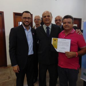 Momento da homenagem do Secretário de Estado da Agricultura, Pedro Leitão e do Prefeito ao Produtor Rural Destaque Gilson Alves Barbosa