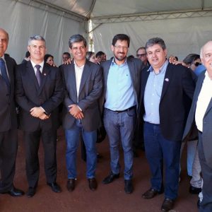 O Prefeito Salim Curi acompanhados por Lideranças do Estado e de prefeitos da região