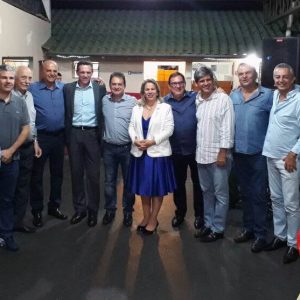 O Secretário Municipal de Saúde, Geraldo Junior, Prefeito Salim Curi, a Secretária Municipal de Desenvolvimento Social Mariza Curi, as artesãs Francisca Soares e Jeane Maria, Jane Parreira e o Vice-Prefeito Renato José de Paula
