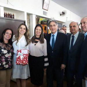 O Prefeito Salim Curi, o Governador Fernando Pimentel e o Vice-Prefeito Renato José de Paula acompanhados pelas esposas – Mariza Curi, Carolina Pimentel e Jane Parreira