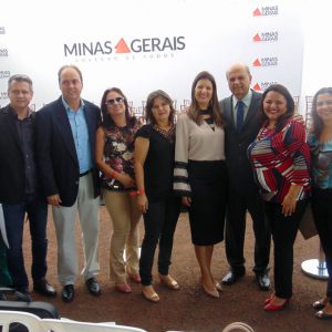 Prefeito Salim Curi e a Secretária Municipal de Desenvolvimento Social Mariza Curi ladeados pelo Vice-Prefeito, Secretários Municipais, diretores e coordenadores