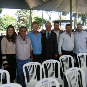 Prefeito Salim Curi e o Presidente da Câmara Municipal Henrique Roberto ladeados pelos pelo Vice-Prefeito, Secretários Municipais e vereadores