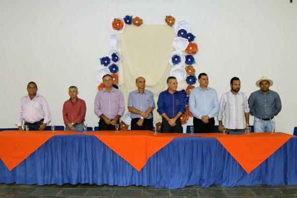 Prefeito de Santa Vitória, Deputado Federal Zé Silva e representantes do INCRA entregam títulos definitivos a famílias do assentamento Porto Feliz