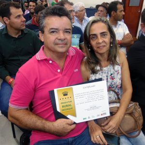 Produtor Rural Destaque Gilson Alves Barbosa com a esposa Leila agradecendo a homenagem