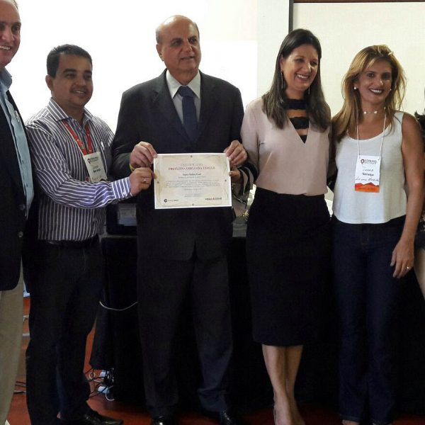 O Prefeito Salim Curi recebendo uma homenagem como reconhecimento pelos relevantes trabalhos junto a COHAB Minas para a construção de novas moradias para a população de Santa Vitória. Na oportunidade com lideranças de Santa Vitória e da COHAB Minas