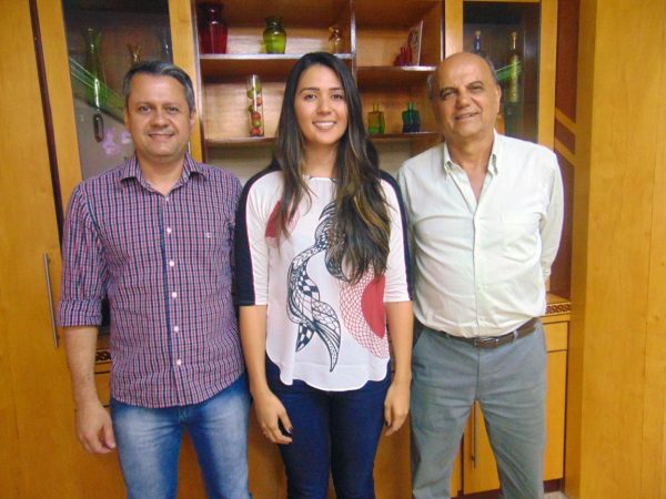 Dra. Júlia foi recepcionada pelo Prefeito Salim Curi, em seu gabinete, acompanhado do Secretário de Saúde, Geraldo Júnior