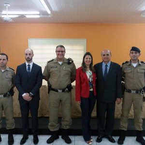 Prefeito Salim Curi da as boas vindas ao novo comandante do 6º Pelotão de Santa Vitória (7) Prefeito Salim Curi da as boas vindas ao novo comandante do 6º Pelotão de Santa Vitória (7)