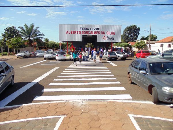 Secretários prestigiam primeiro dia de funcionamento da Feira Municipal no novo espaço em Santa Vitória (2)