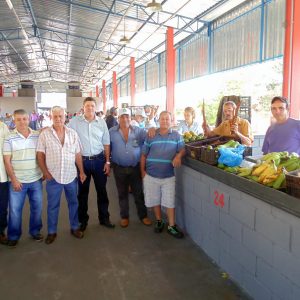 Secretários prestigiam primeiro dia de funcionamento da Feira Municipal no novo espaço em Santa Vitória (3) Secretários prestigiam primeiro dia de funcionamento da Feira Municipal no novo espaço em Santa Vitória (3)