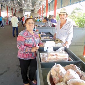 primeiro dia de funcionamento da Feira Municipal no novo espaço em Santa Vitória (13) primeiro dia de funcionamento da Feira Municipal no novo espaço em Santa Vitória (13)