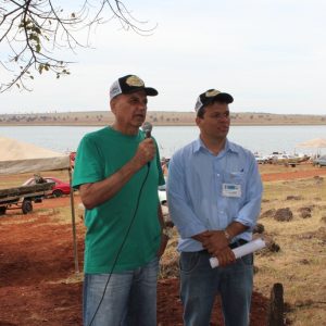 8º Passeio Ecológico de Santa Vitória atrai multidão que recolhe toneladas de lixo do leito dos rios (11) 8º Passeio Ecológico de Santa Vitória atrai multidão que recolhe toneladas de lixo do leito dos rios (11)