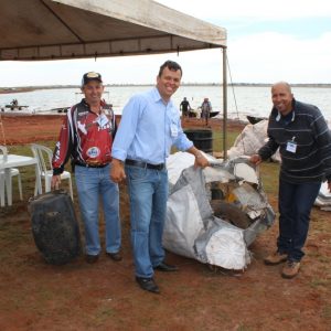 8º Passeio Ecológico de Santa Vitória atrai multidão que recolhe toneladas de lixo do leito dos rios (5) 8º Passeio Ecológico de Santa Vitória atrai multidão que recolhe toneladas de lixo do leito dos rios (5)