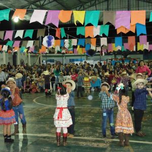 Alegria e muita dança, na festa junina da Escola Municipal Geraldo Ribeiro (12)