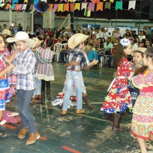 Alegria e muita dança, na festa junina da Escola Municipal Geraldo Ribeiro (16)