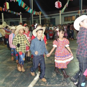 Alegria e muita dança, na festa junina da Escola Municipal Geraldo Ribeiro (23)