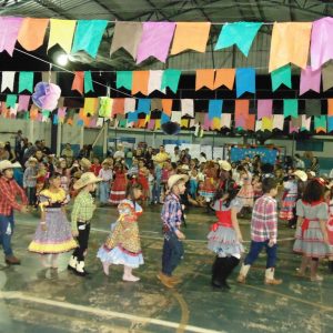 Alegria e muita dança, na festa junina da Escola Municipal Geraldo Ribeiro (24)