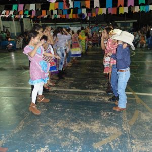 Alegria e muita dança, na festa junina da Escola Municipal Geraldo Ribeiro (28)