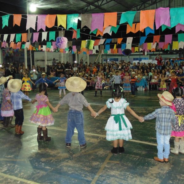 Alegria e muita dança, na festa junina da Escola Municipal Geraldo Ribeiro (8)