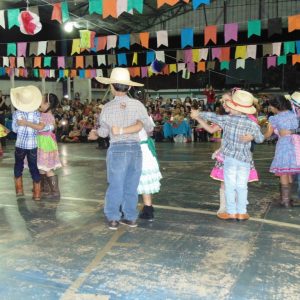 Alegria e muita dança, na festa junina da Escola Municipal Geraldo Ribeiro (9)