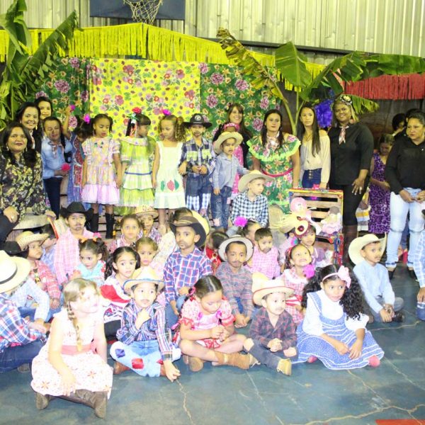 Apresentações e comidas típicas marcam Festa Junina da Escola M. Tancredo Neves (1) Apresentações e comidas típicas marcam Festa Junina da Escola M. Tancredo Neves (1)