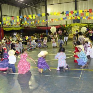 Apresentações e comidas típicas marcam Festa Junina da Escola M. Tancredo Neves (5) Apresentações e comidas típicas marcam Festa Junina da Escola M. Tancredo Neves (5)