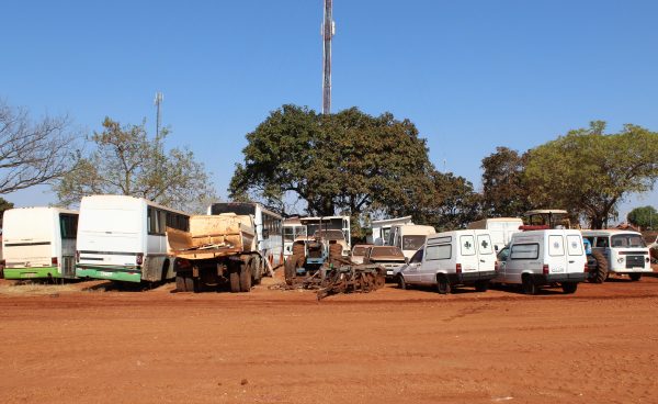 Vista geral das máquinas e veículos que serão leiloados Vista geral das máquinas e veículos que serão leiloados