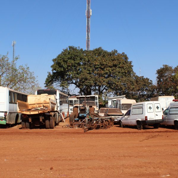 Vista geral das máquinas e veículos que serão leiloados