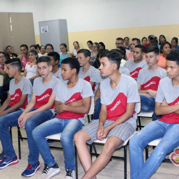 Atletas de Handebol de Santa Vitória recebem novos uniformes para disputar os Jogos Escolares da Juventude (JEJ)