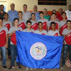 Atletas de Handebol de Santa Vitória recebem novos uniformes para disputar os Jogos Escolares da Juventude (JEJ)