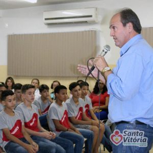 Atletas de Handebol de Santa Vitória recebem novos uniformes para disputar os Jogos Escolares da Juventude (JEJ)
