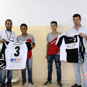 Atletas de Handebol de Santa Vitória recebem novos uniformes para disputar os Jogos Escolares da Juventude (JEJ)