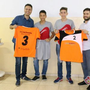 Atletas de Handebol de Santa Vitória recebem novos uniformes para disputar os Jogos Escolares da Juventude (JEJ)