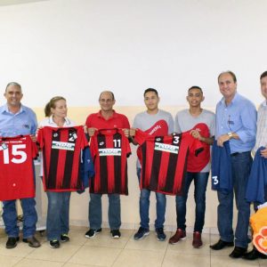 Atletas de Handebol de Santa Vitória recebem novos uniformes para disputar os Jogos Escolares da Juventude (JEJ)