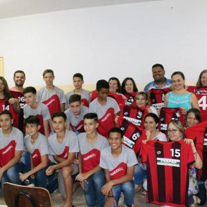 Atletas de Handebol de Santa Vitória recebem novos uniformes para disputar os Jogos Escolares da Juventude (JEJ)