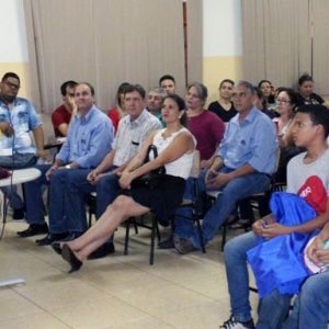 Atletas de Handebol de Santa Vitória recebem novos uniformes para disputar os Jogos Escolares da Juventude (JEJ)