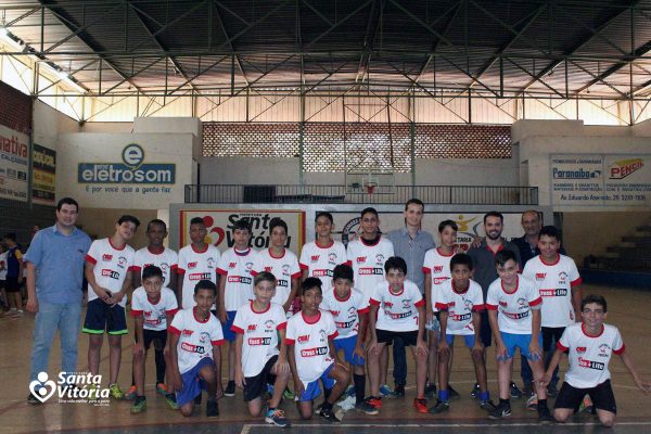 Alunos do Projeto Caminho do Atleta recebem novos uniformes (1)