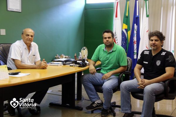 Prefeito Salim Curi dá boas vindas ao novo delegado de Santa Vitória